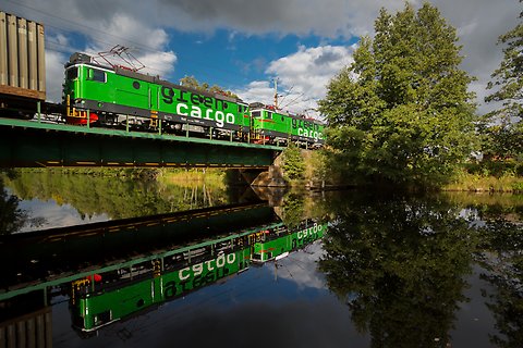 Tåg över bro och vatten