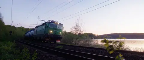 Tåg vid sjö
