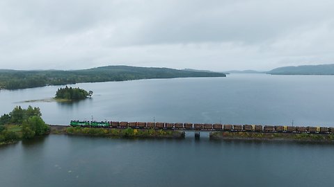 Tåg över sjö