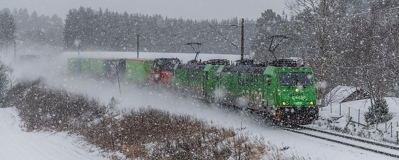 Tåg i snöoväder