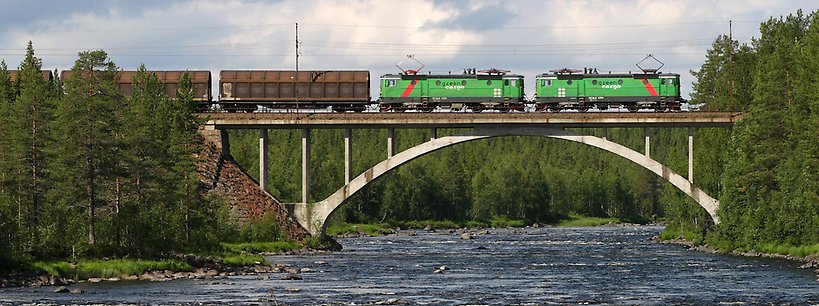Boka transport tåg på bro över vattendrag