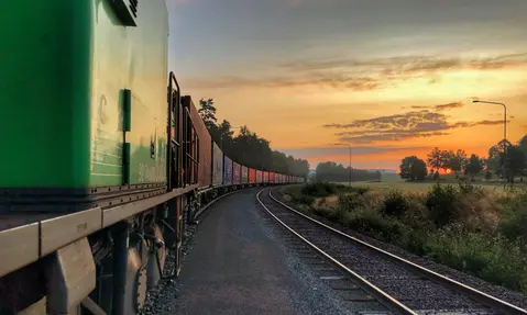 Tåg i solnedgång - Green Cargo satsar på ny intermodal tåglösning mellan Göteborg Kombi och Norrköpings Hamn