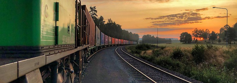 Tåg i solnedgång